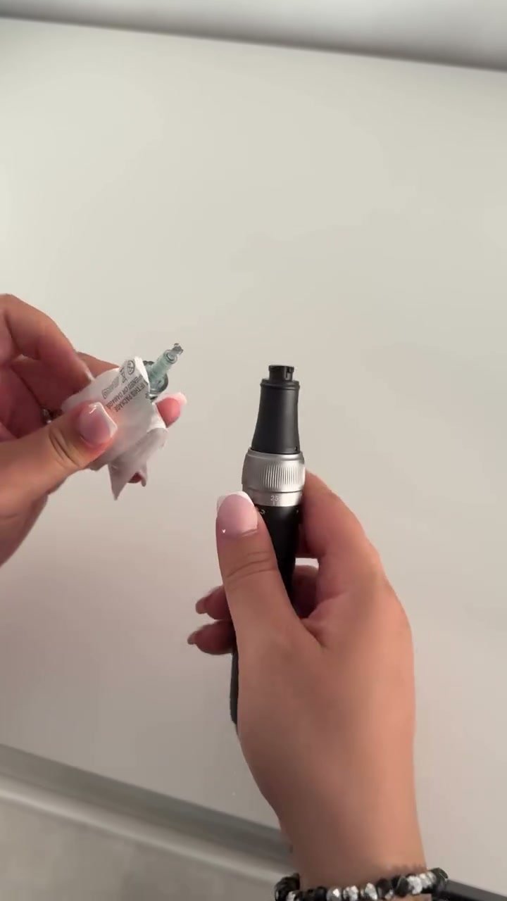Microneedling-Pen mit einer neuen, versiegelten Nadelkartusche